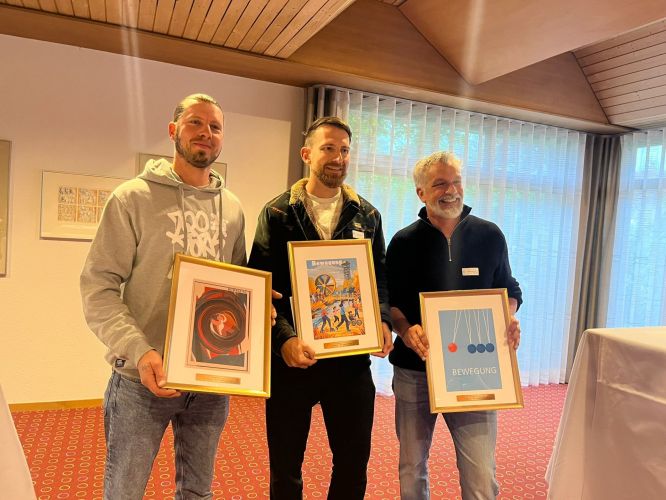 Prämierung im Lyssbachsaal des Hotel Restaurant Weisses Kreuz. Links Michael Gerber, Mitte Michael Möri und rechts stellvertretend der Vater von Nicolas Monsch.